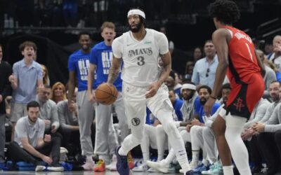 Anthony Davis hace su debut y lidera a Mavericks 116-105 ante Rockets, pero sale lesionado