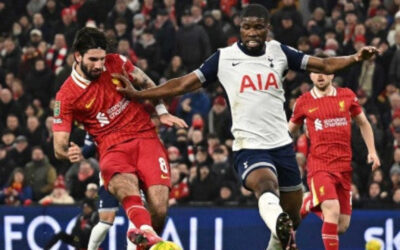 Liverpool remonta ante Tottanham y es finalista de Copa de la Liga