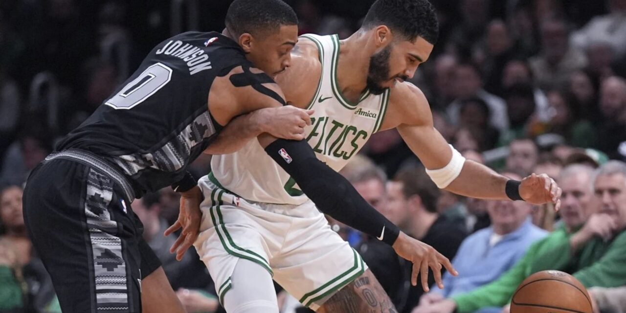 Jayson Tatum anota 32 puntos y ayuda a que Celtics venzan a Spurs por 116-103