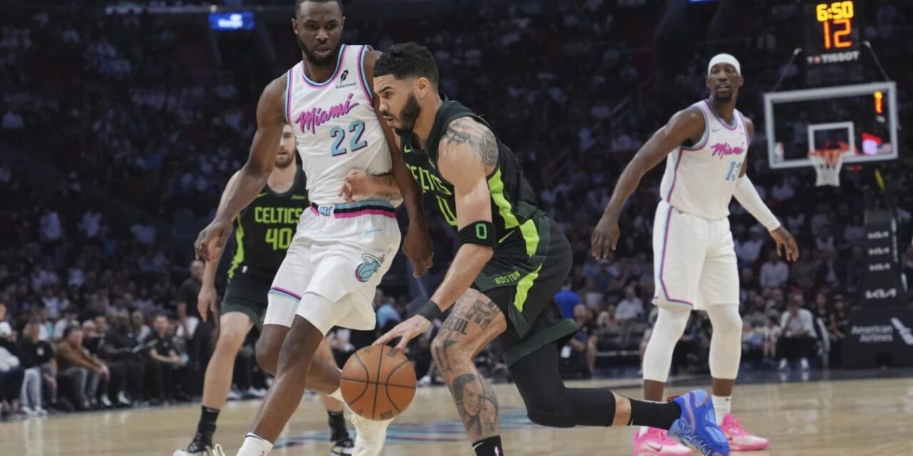 Jayson Tatum anota 33 puntos y Celtics limitan al Heat para ganar 103-85