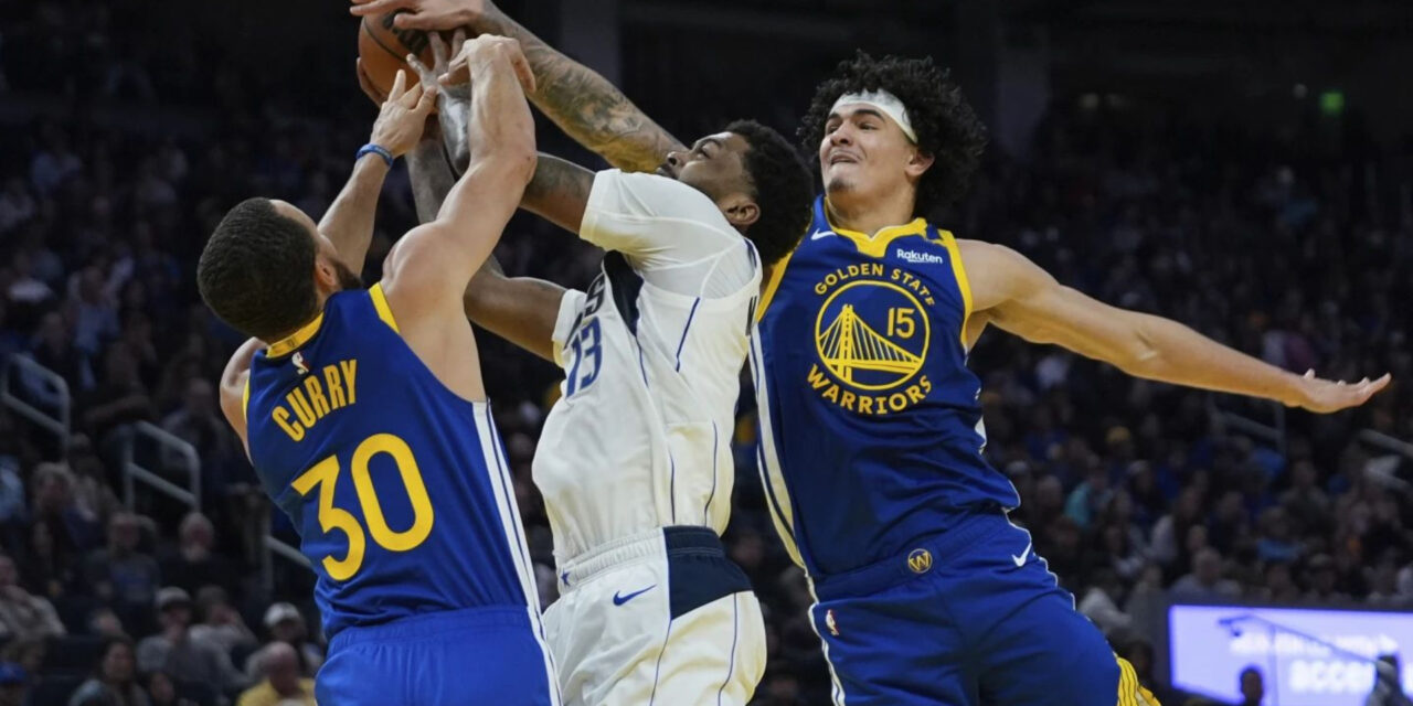 Stephen Curry anota 30 puntos y los Warriors vencen 126-102 a los Mavericks