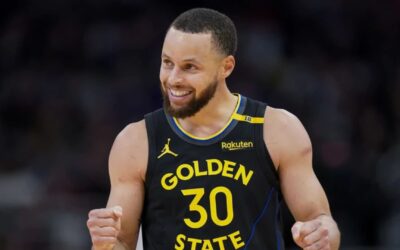 Curry anota 38 puntos y los Warriors vencen por 125-111 a Milwaukee