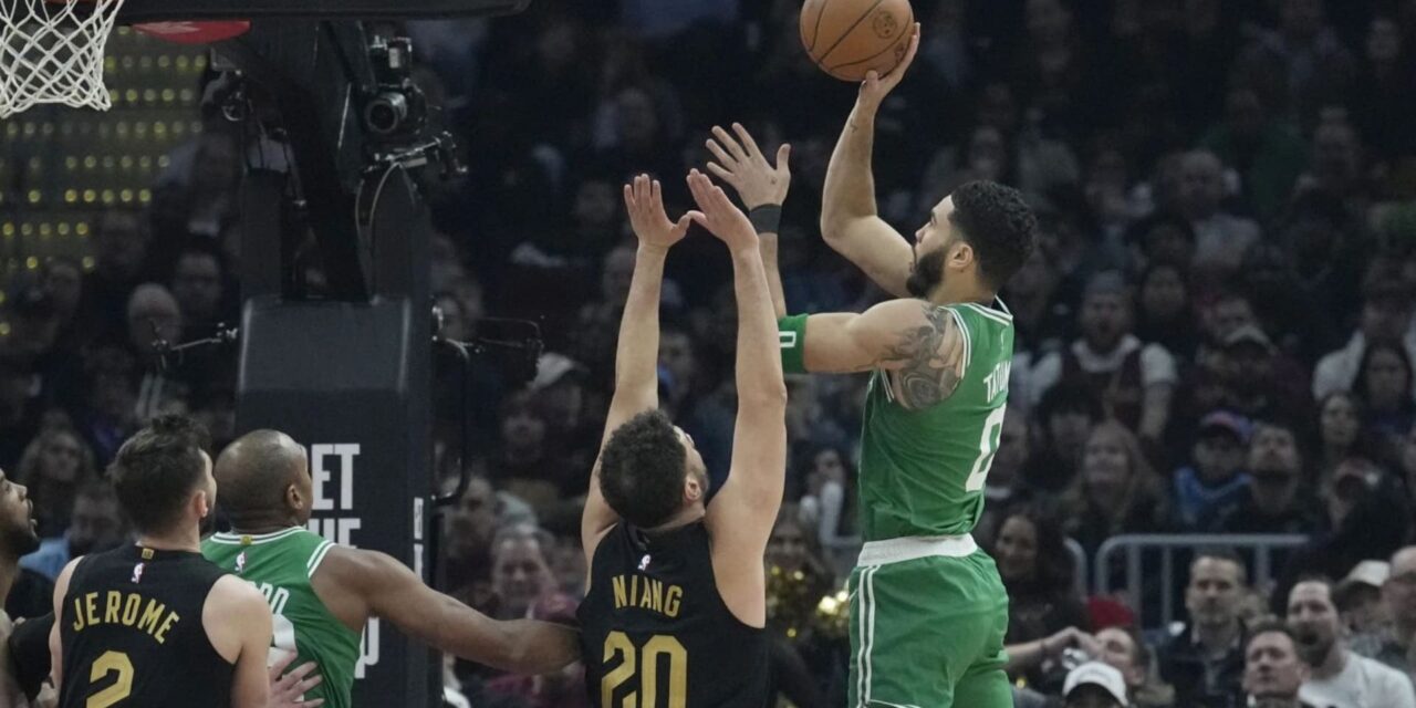 Tatum anota 22 puntos y Celtics doblegan a Cavaliers por 112-105 en duelo de los mejores del Este