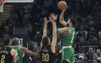 Tatum anota 22 puntos y Celtics doblegan a Cavaliers por 112-105 en duelo de los mejores del Este