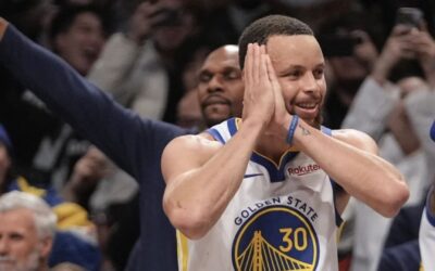 Curry aporta 40 puntos a Warriors, que superan 121-119 a Nets y cierran gira con foja de 4-1