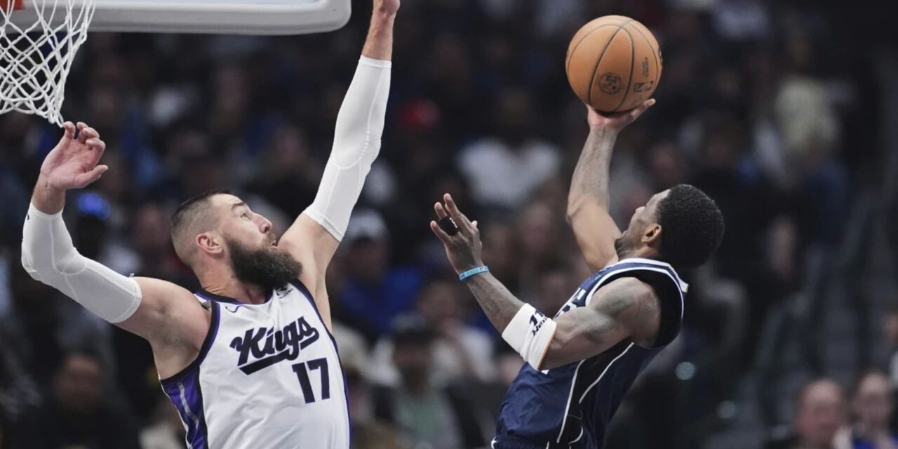 Kings derrotan 122-98 a los Mavericks, que pierden a Irving por lesión de rodilla