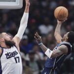 Kings derrotan 122-98 a los Mavericks, que pierden a Irving por lesión de rodilla