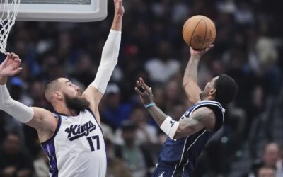 Kings derrotan 122-98 a los Mavericks, que pierden a Irving por lesión de rodilla