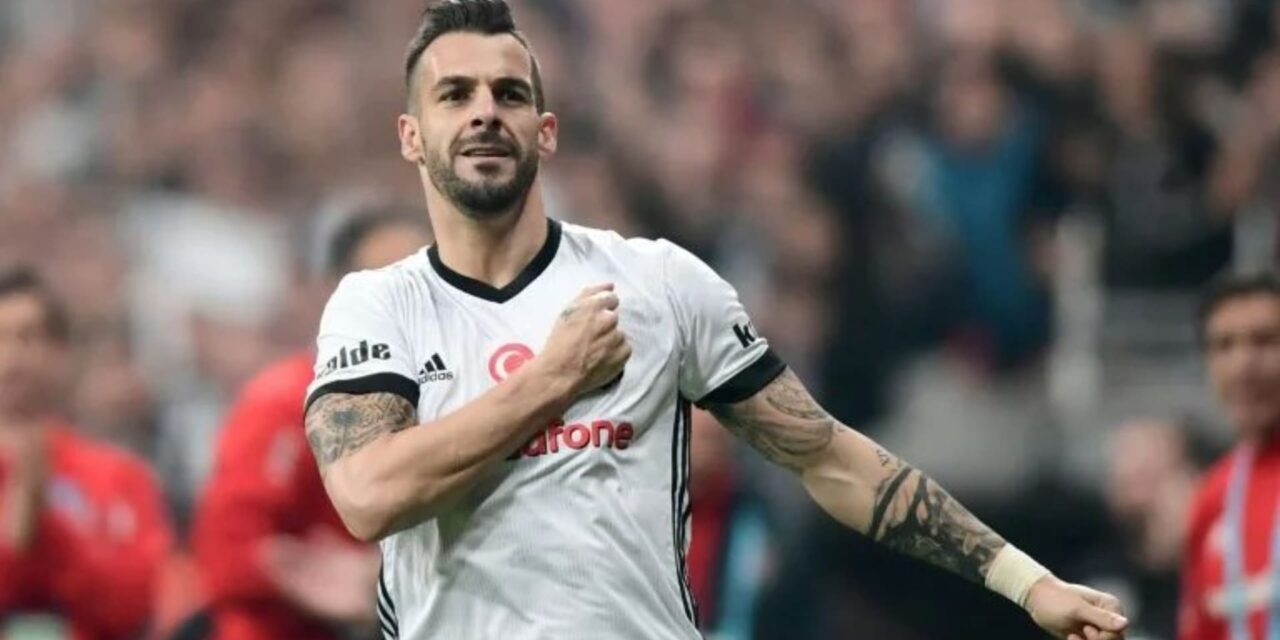 El antiguo internacional español Álvaro Negredo anuncia su retirada