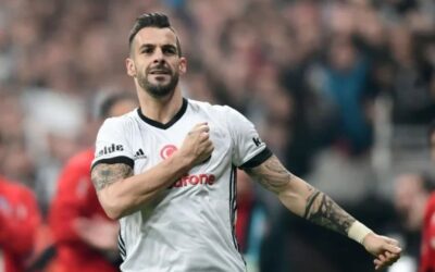 El antiguo internacional español Álvaro Negredo anuncia su retirada