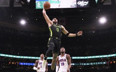 Tatum anota 35 puntos y guía a diezmados Celtics hacia victoria 123-105 sobre 76ers