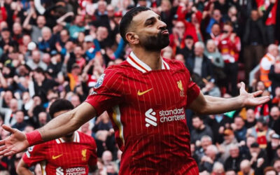 Liverpool remonta en Premier League y acaricia un nuevo título