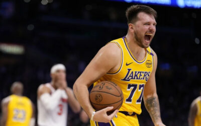 Doncic y James conducen a Lakers a una victoria 113-109 sobre Knicks en tiempo extra