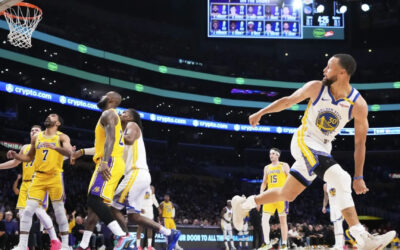 Curry anota 37 puntos y Warriors vencen a Lakers 123-116 en posible adelanto de playoffs