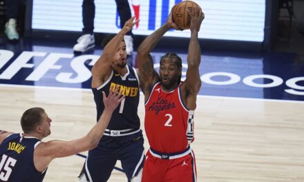 Los 39 puntos de Leonard llevan a Clippers a una victoria 105-102 sobre Nuggets y pone la serie 1-1