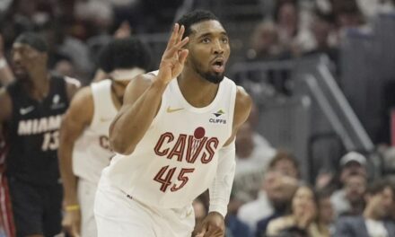 Mitchell aporta 30 puntos, Cavs vencen 121-112 a Heat y toman ventaja de 2-0 en serie de playoffs