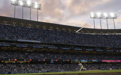 Hernández conecta jonrón decisivo en la octava y Dodgers vencen 8-4 a Piratas