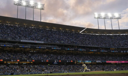 Hernández conecta jonrón decisivo en la octava y Dodgers vencen 8-4 a Piratas