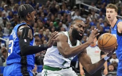 Tatum y Brown lideran a Celtics 107-98 sobre Magic y toman ventaja de 3-1 en la serie