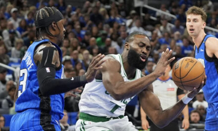 Tatum y Brown lideran a Celtics 107-98 sobre Magic y toman ventaja de 3-1 en la serie