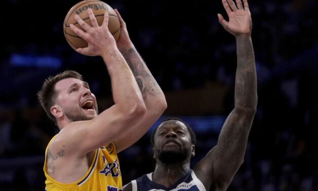Doncic anota 31, y Lakers derrotan a Timberwolves 94-85 para empatar la serie de 1ra ronda