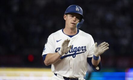 Jonrón de 3 carreras de Smith lleva a Dodgers a vencer 6-2 a colistas Rockies