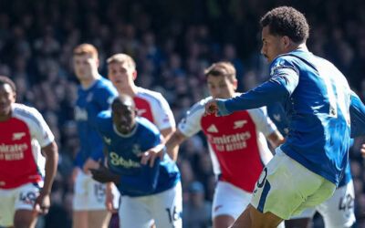 Arsenal pierde puntos ante Everton y el Liverpool está más cerca del título de la Liga Premier