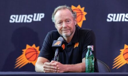 Suns despiden al entrenador Mike Budenholzer tras una temporada decepcionante con costosa plantilla