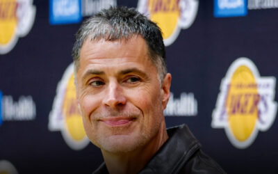 El gerente general Rob Pelinka extiende su contrato con los Lakers y obtiene un título adicional como presidente de operaciones de baloncesto.