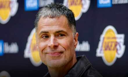 El gerente general Rob Pelinka extiende su contrato con los Lakers y obtiene un título adicional como presidente de operaciones de baloncesto.