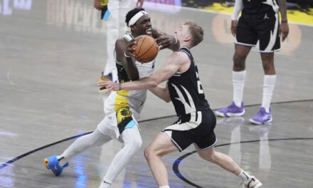Siakam y Haliburton lideran victoria 117-98 de Pacers ante Bucks en primer juego de los playoffs