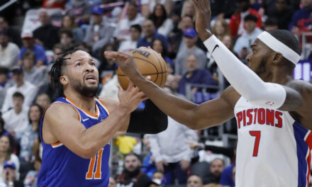 Brunson anota 32, Towns suma 27 y Knicks vencen a Pistons 94-93 para liderar la serie 3-uno