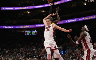 Herro anota 30 puntos y Heat derrota 123-114 a Hawks para anclar en playoffs de la NBA