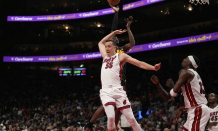 Herro anota 30 puntos y Heat derrota 123-114 a Hawks para anclar en playoffs de la NBA