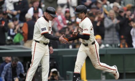Jonrones de Yastrzemski y Chapman ayudan a los Gigantes a remontar para vencer 6-5 a Brewers