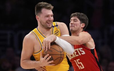 Doncic anota 39 puntos por Lakers, que aseguran 3er puesto al vencer a Rockets