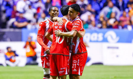 Necaxa triunfa en Puebla