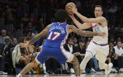 Robinson anota 21, Herro suma 20 y Heat remonta para vencer 117-105 a 76ers