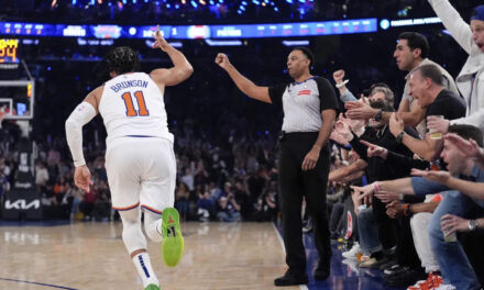 Knicks montan ataque de 21-0 en el último cuarto y abren serie de playoffs con triunfo sobre Pistons