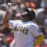 Díaz y Tatis conducen a Padres a victoria 5-3 sobre Gigantes, barridos en 2 juegos