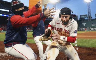 Red Sox aprovechan errores de Toronto, remontan y ganan en 10 innings