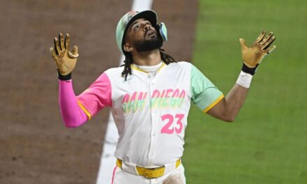 Tatis y Sheets conectan jonrones para respaldar a Pivetta en paliza de Padres, 8-0 sobre Rockies