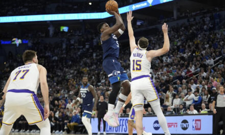 Edwards anota 43 y Timberwolves remontan 116-113 para poner a Lakers cerca de eliminación