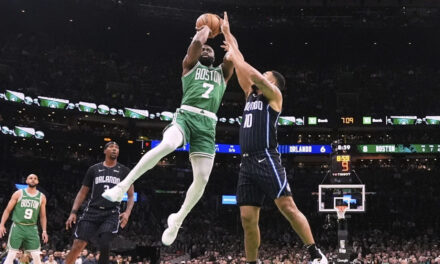 Brown anota 36 puntos y Celtics derrotan 109-100 Magic, aun sin Tatum en duelo de playoffs