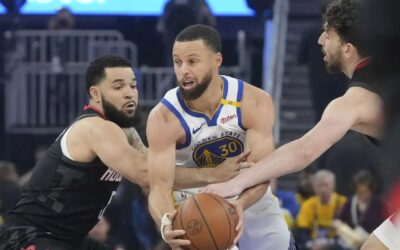 Curry brilla con 36 puntos y Warriors vencen 104-93 a Rockets para tomar ventaja 2-1