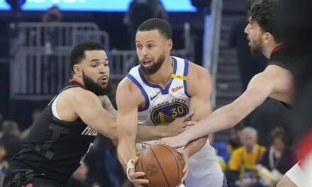 Curry brilla con 36 puntos y Warriors vencen 104-93 a Rockets para tomar ventaja 2-1
