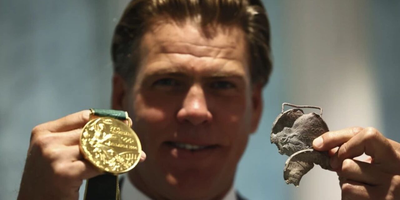 Nadador olímpico Gary Hall Jr recibe 10 medallas para reemplazar las destruidas en incendios de LA