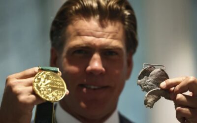 Nadador olímpico Gary Hall Jr recibe 10 medallas para reemplazar las destruidas en incendios de LA