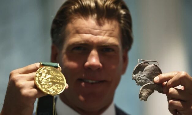 Nadador olímpico Gary Hall Jr recibe 10 medallas para reemplazar las destruidas en incendios de LA
