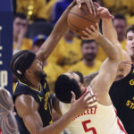 VanVleet y Rockets fuerzan un 7mo partido al vencer 115-107 a Warriors